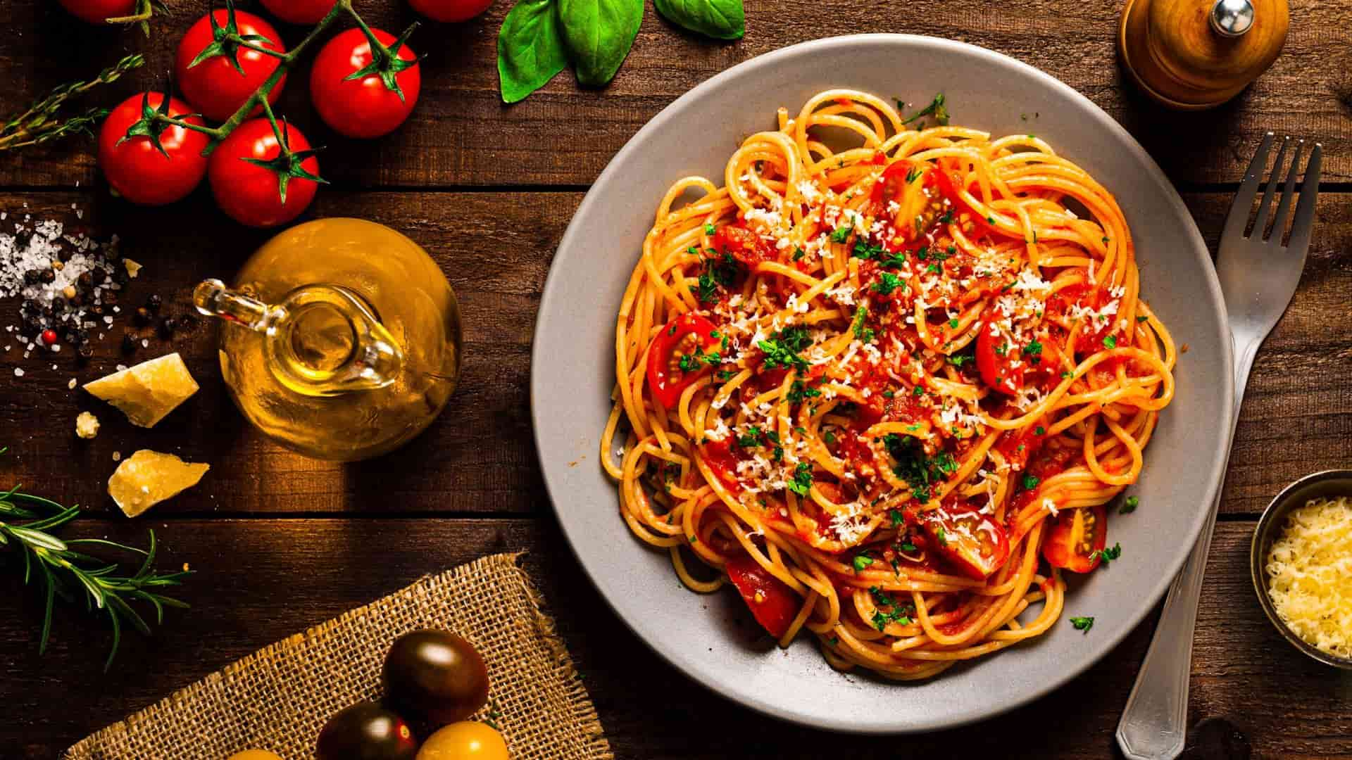 Pasta xúc xích xốt cà chua kết hợp mỳ Ý, xúc xích, xốt cà chua và Parmesan theo phong cách Âu, phù hợp cho bữa chính.