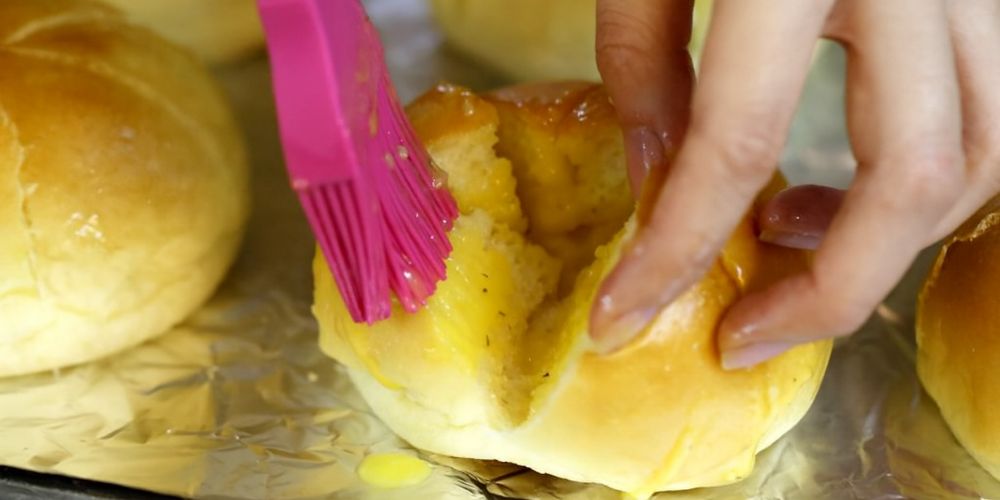 Phết đều hỗn hợp bơ tỏi phô mai vào từng khe bánh để thấm đều và thơm béo