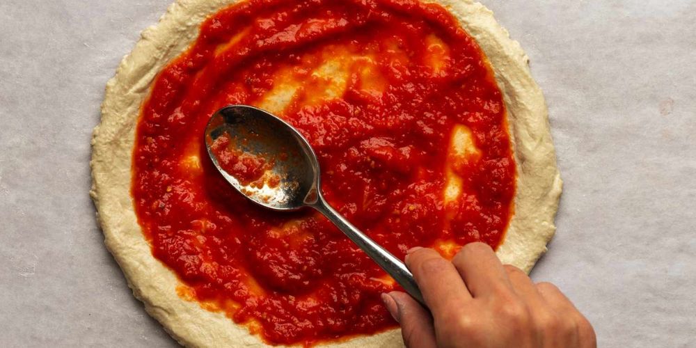 Phết lớp sốt cà chua đỏ lên mặt bánh thật đều tay