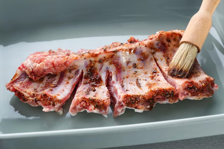 Phết đều xốt lên thịt