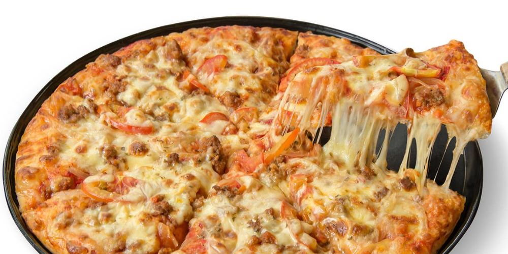 Thưởng thức Pizza Double Cheese Burger đế mỏng giòn.