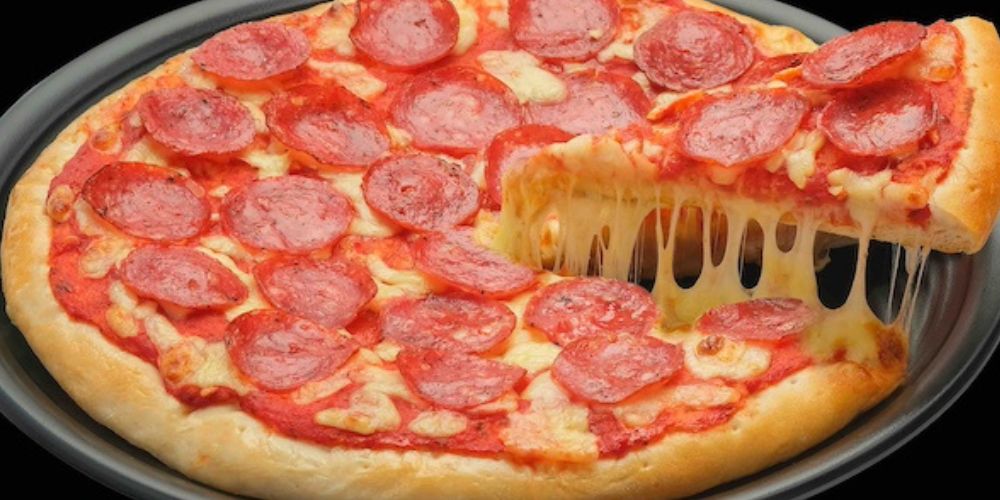 Pizza pepperoni nổi bật với sự kết hợp mặn, béo ngậy và chút cay nồng mang đến hương vị bùng nổ 