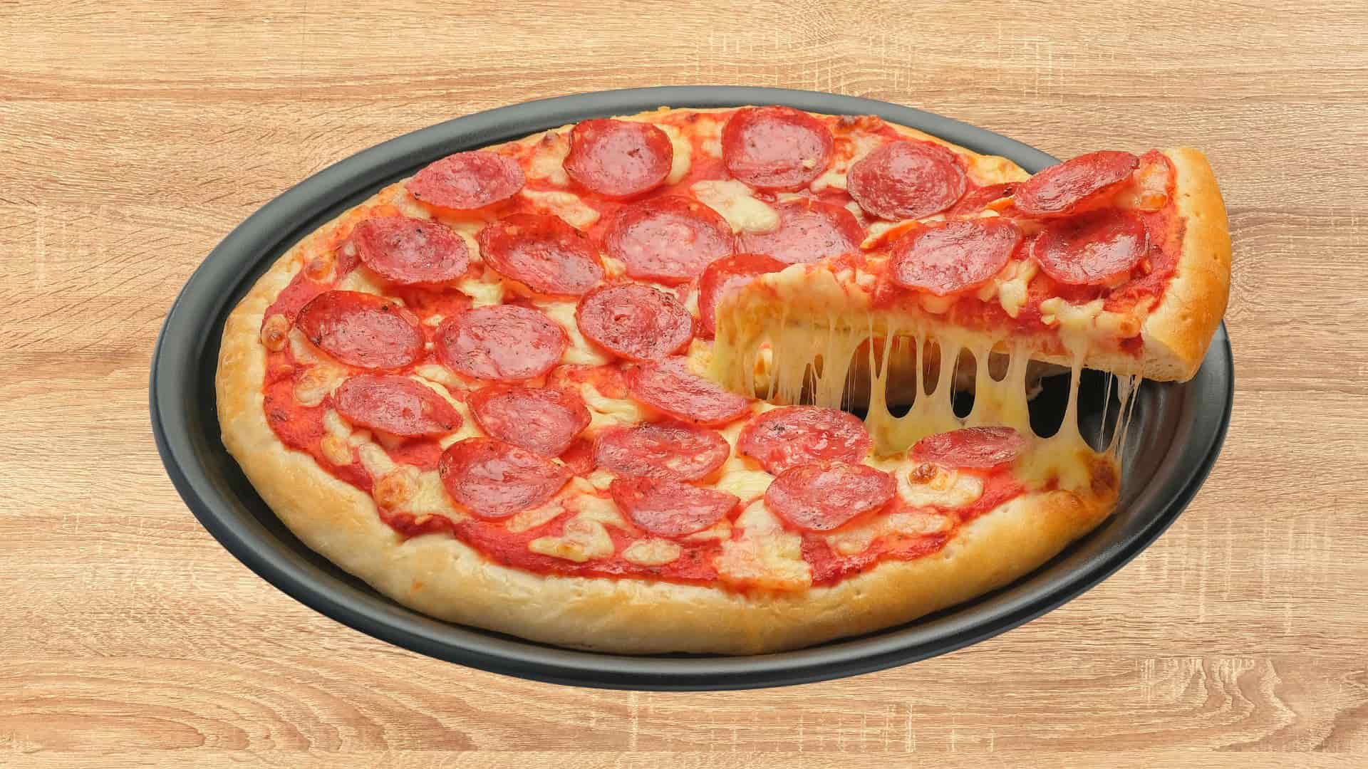 Thưởng thức Pizza Pepperoni đậm đà xúc xích cay, sốt cà chua và phô mai béo thơm hòa quyện, mang đến hương vị hấp dẫn chuẩn phong cách Âu