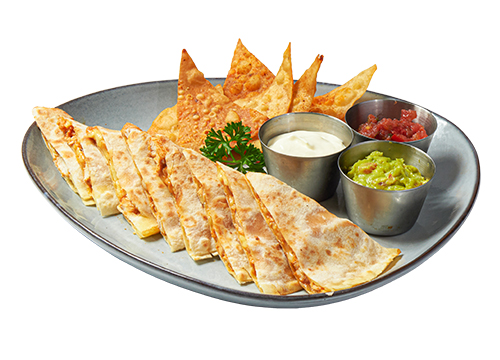 Quesadillas là món bánh tortilla kẹp phô mai nóng chảy cùng nhân thịt gà, bò hoặc rau củ