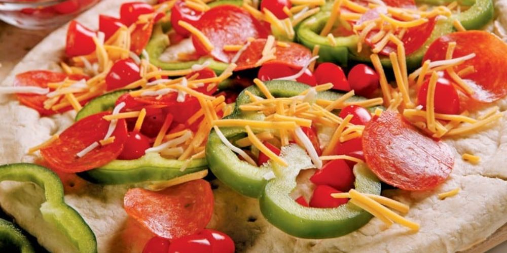 Rải phô mai và xếp topping vừa đủ giúp pizza cân bằng hương vị, dễ chín đều và hấp dẫn hơn sau khi nướng.
