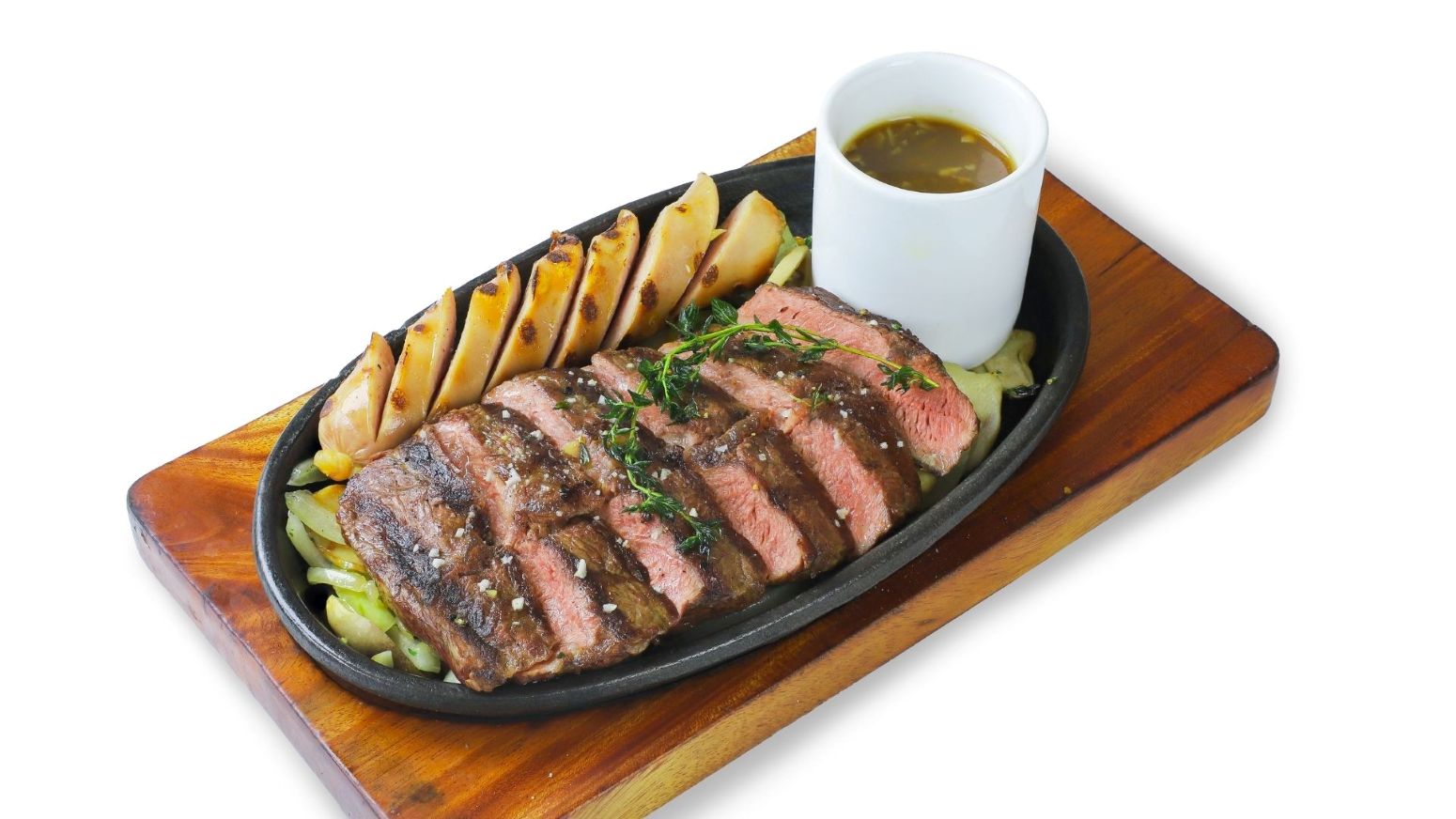 Sizzling Steak & Sausage mang đến hương vị bò nhập khẩu và xúc xích nướng đặc trưng tại Al Fresco’s.