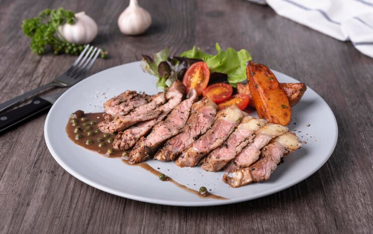 SLICED STEAK với xốt tiêu đen