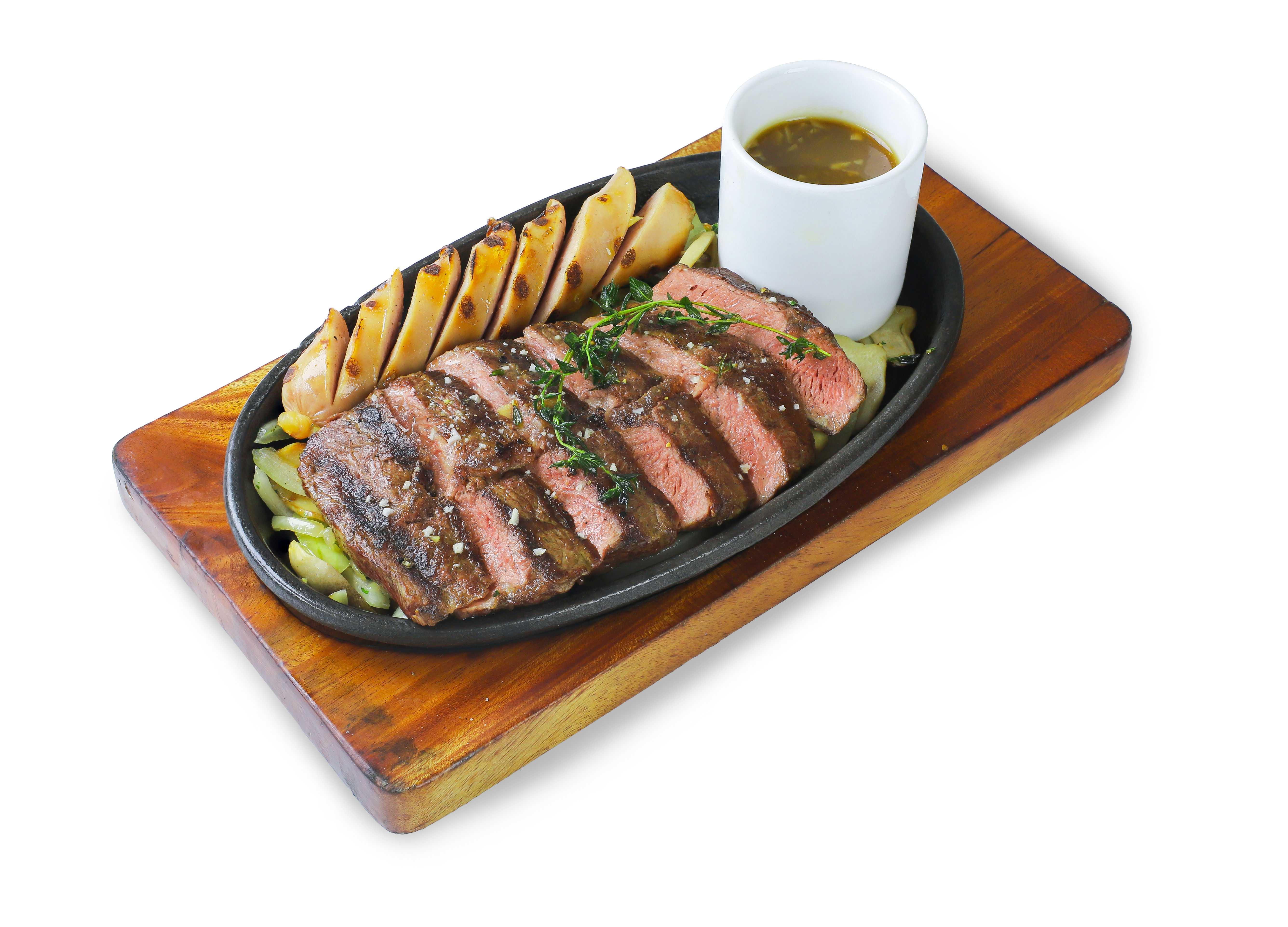 Thưởng thức phô mai que cùng món steak được phục vụ trên đĩa nóng 