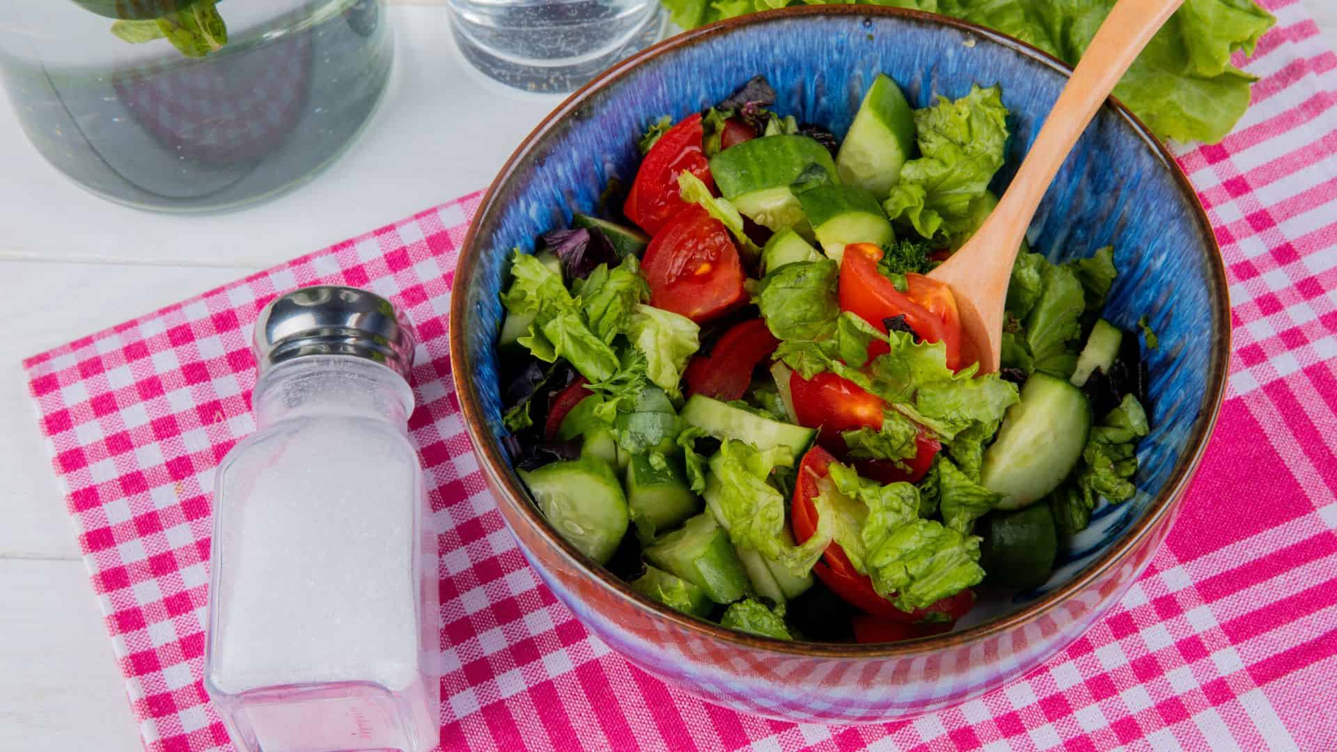 Salad rau xà lách trộn dầu giấm có vị thanh nhẹ, phù hợp dùng kèm nhiều món chính.