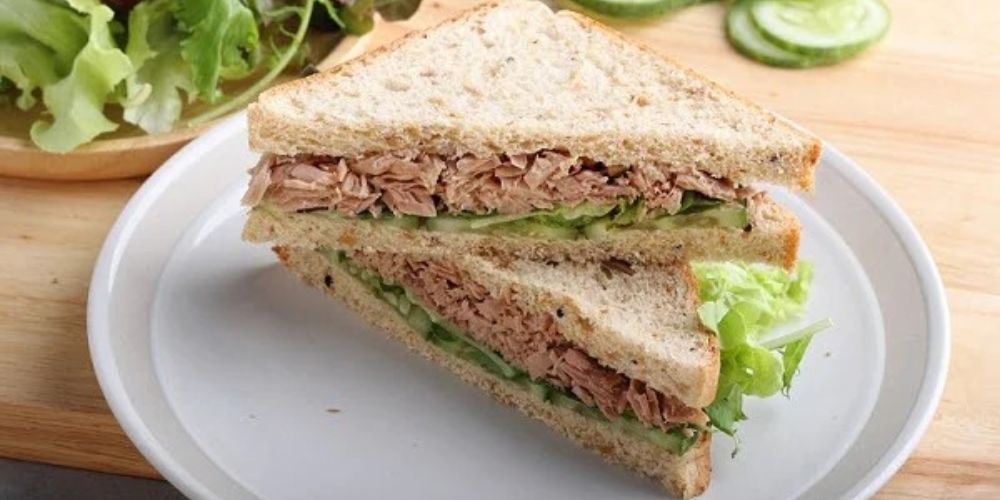 Hoàn thiện sandwich cá ngừ và thưởng thức