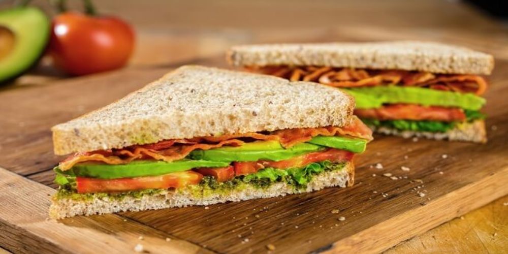 Sandwich thịt nguội kết hợp rau tươi cho bữa ăn nhẹ