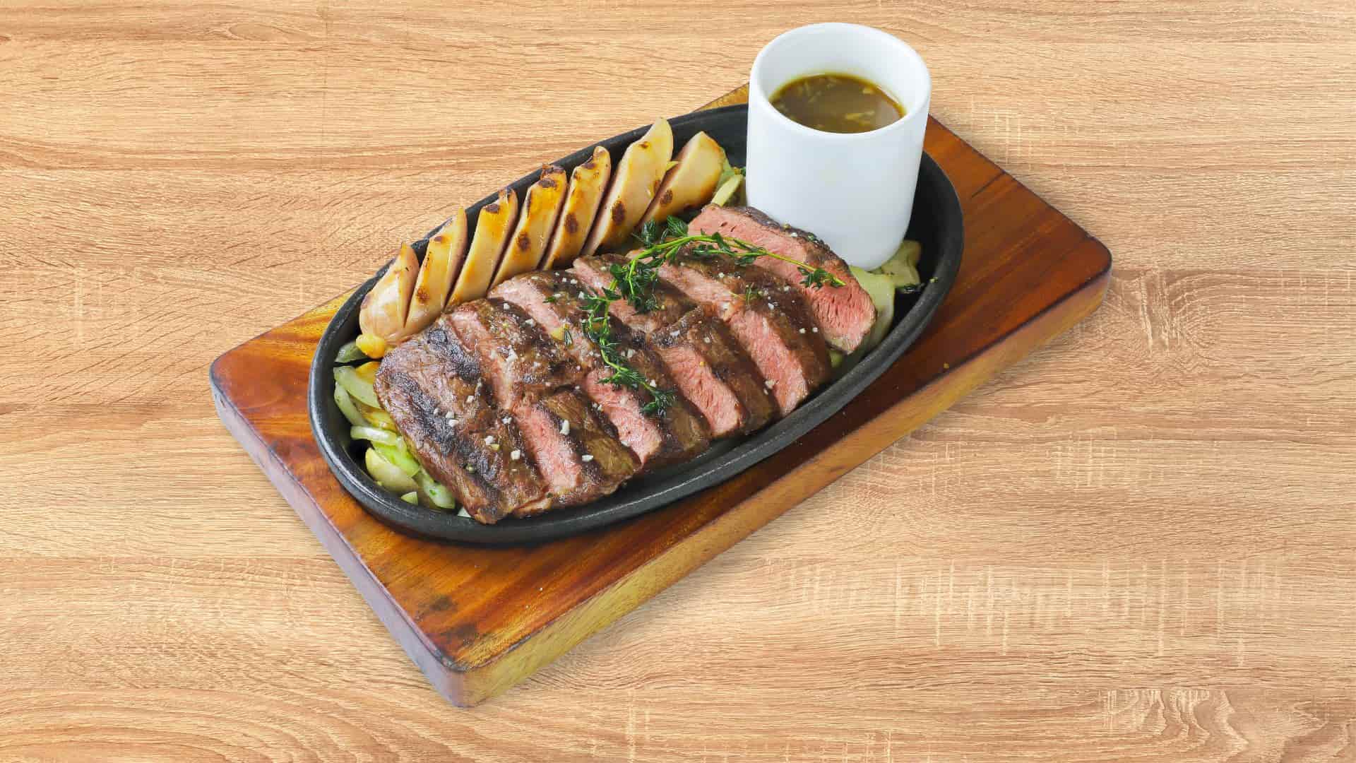 Xúc xích nướng vàng thơm, đậm đà, kết hợp cùng steak trong món Sizzling Steak & Sausage của Al Fresco’s