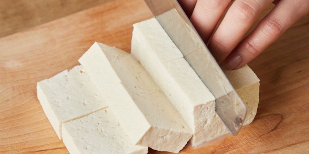 Đậu hũ cắt miếng đều tay dễ chế biến