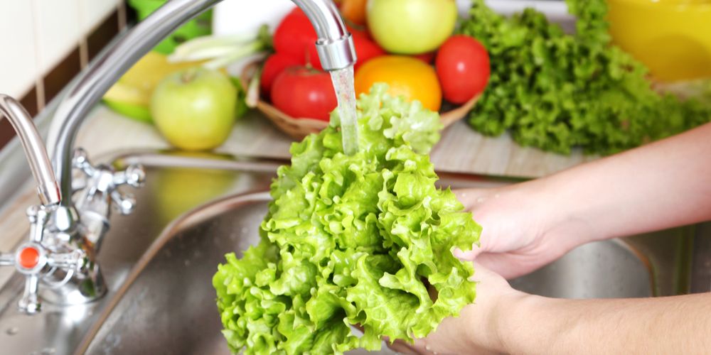 Làm sạch xà lách trước khi kết hợp cùng các nguyên liệu khác