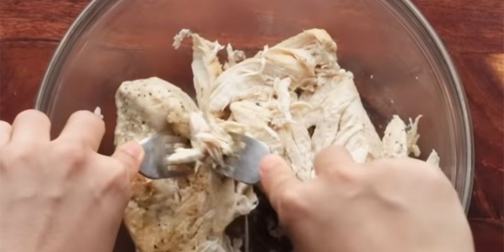 Xé thịt gà chín giúp nhân bánh mềm và dễ kết hợp