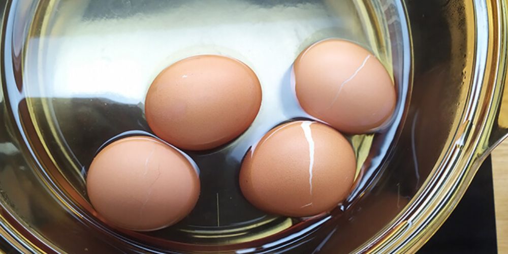 Trứng gà được luộc chín đều chuẩn bị bóc vỏ