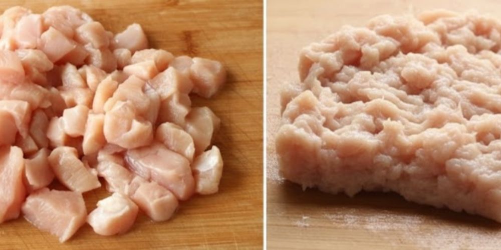 Băm nhỏ hoặc xay nhuyễn thịt gà vừa phải