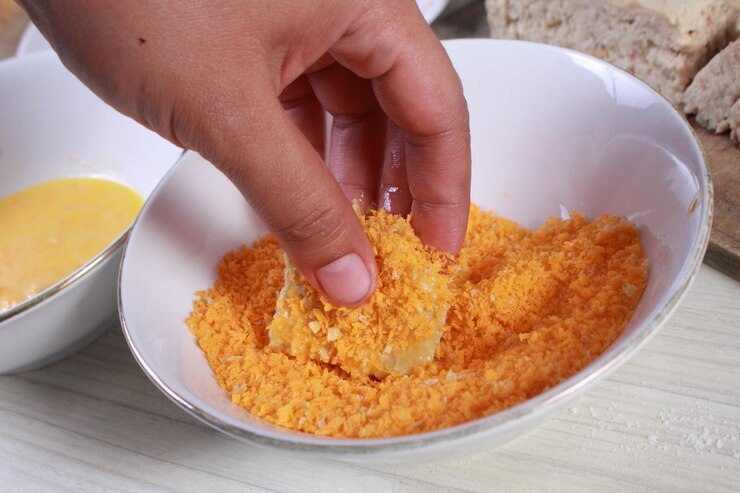 Chiên mực xù đẹp mắt hơn với lớp vụn bánh hoặc bột chiên xù