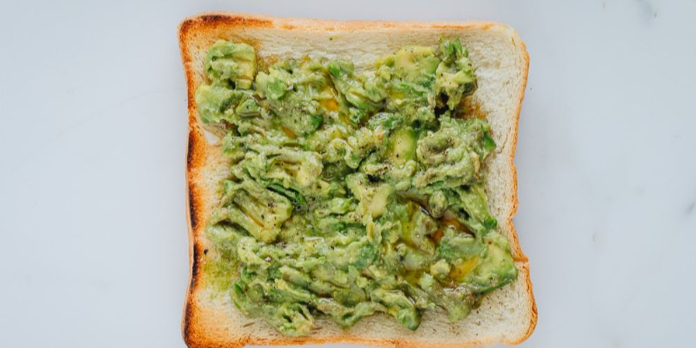Bơ nghiền giúp sandwich chay thêm béo và mềm