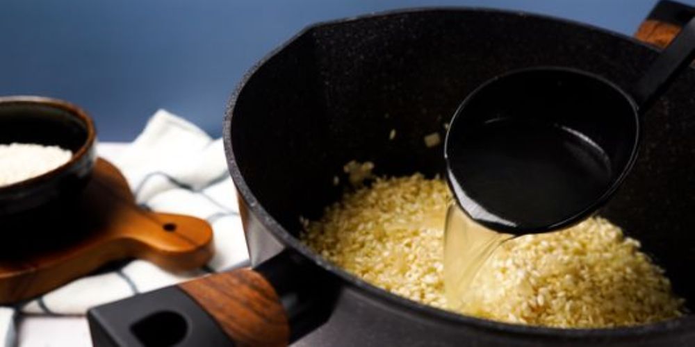 Tạo Độ Sánh Mịn Cho Risotto Bằng Cách Thêm Nước Dùng Từ Tốn