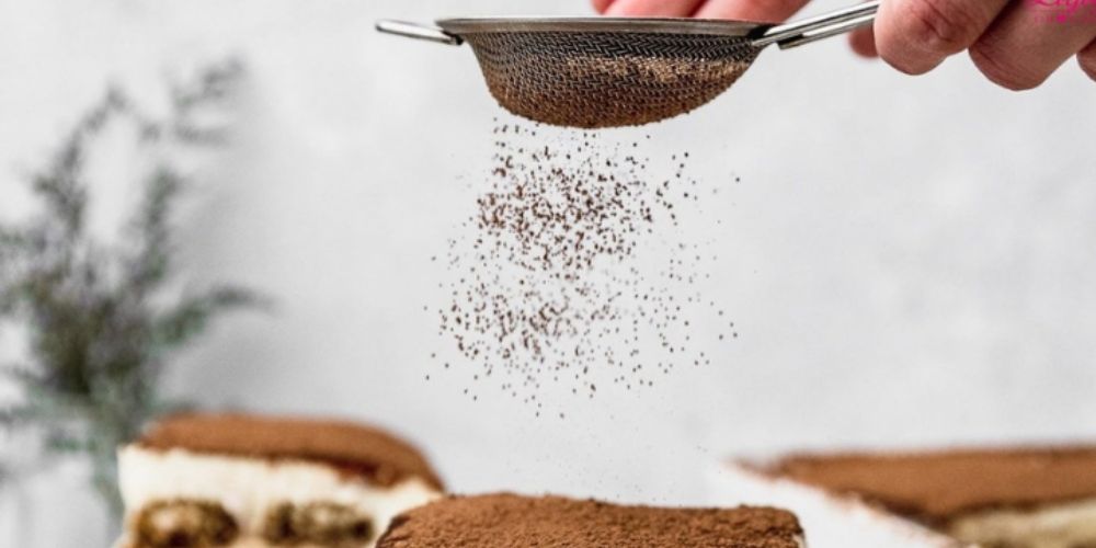 rac lop cacao len mat banh tiramisu