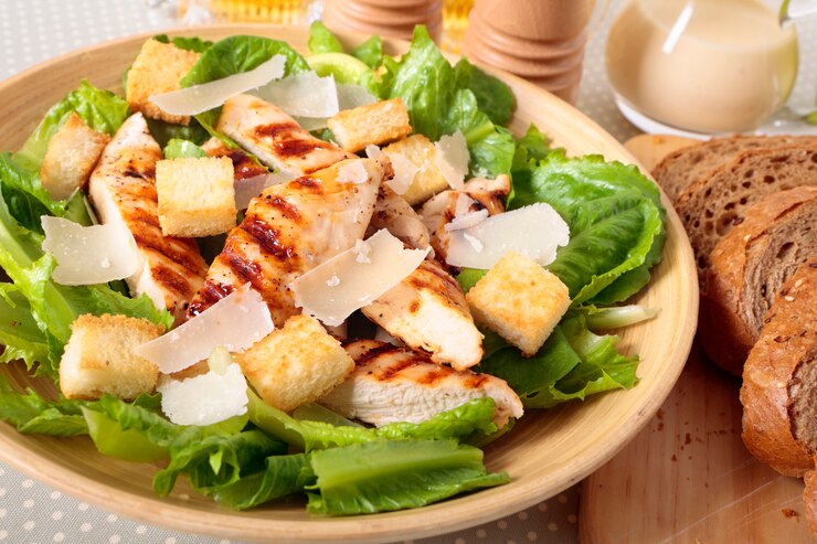 Trang trí và bày biện món Caesar salad cho ngon mắt