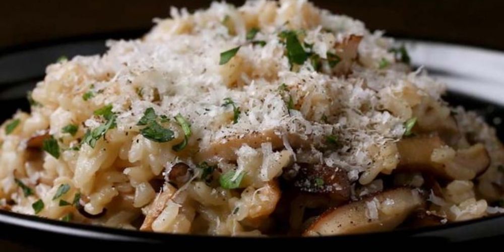 Thành phẩm risotto nấm rắc phô mai và mùi tây tươi