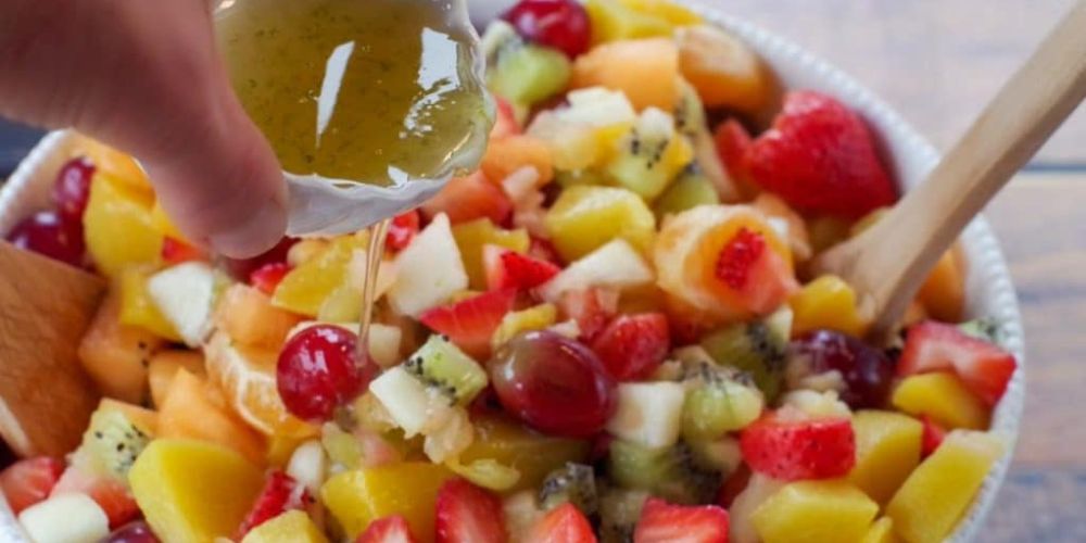 Trộn salad nhẹ, đều tay giúp món ăn hoà quyện hương vị 