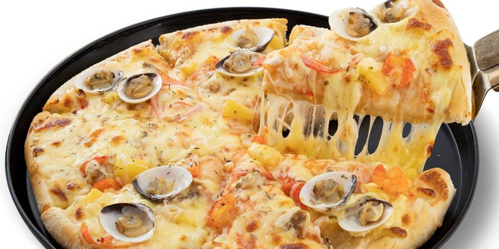 Lựa chọn Tropicana Seafood Pizza để ăn nhẹ mà vẫn đủ đạm.