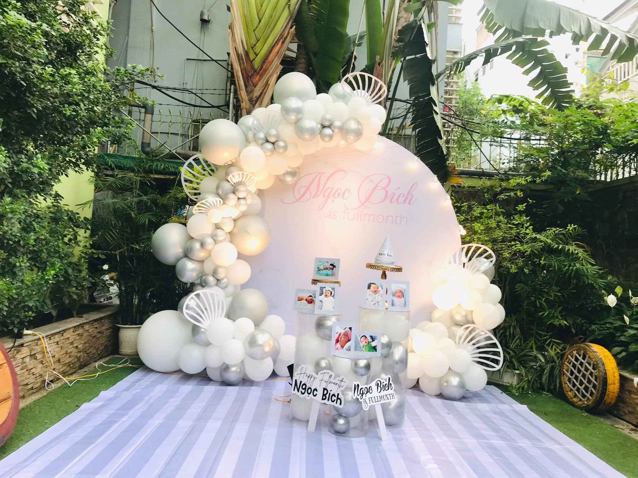 Tổ chức tiệc picnic trong sân