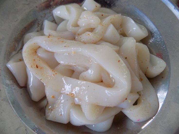 Ướp mực để thấm gia vị trước khi chiên giòn