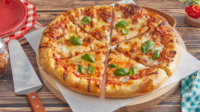 Làm pizza bằng đế có sẵn giúp tiết kiệm thời gian và dễ chuẩn bị cho bữa ăn tại nhà