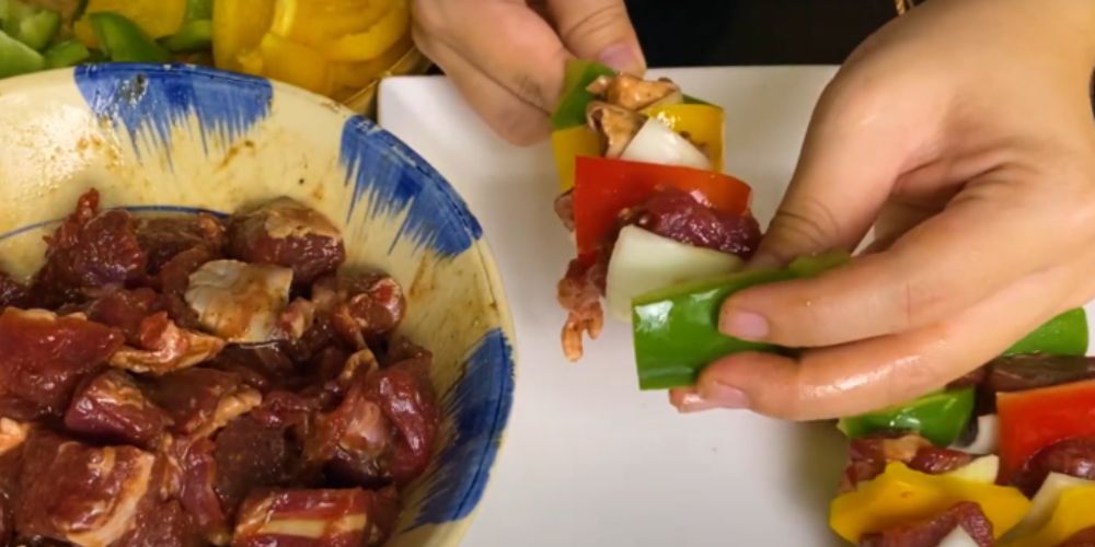 Xiên thịt xen kẽ ớt chuông, hành tây để chín đều