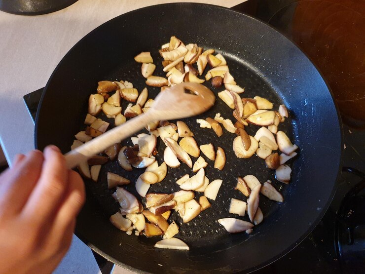 Xào nấm chín và rút nước