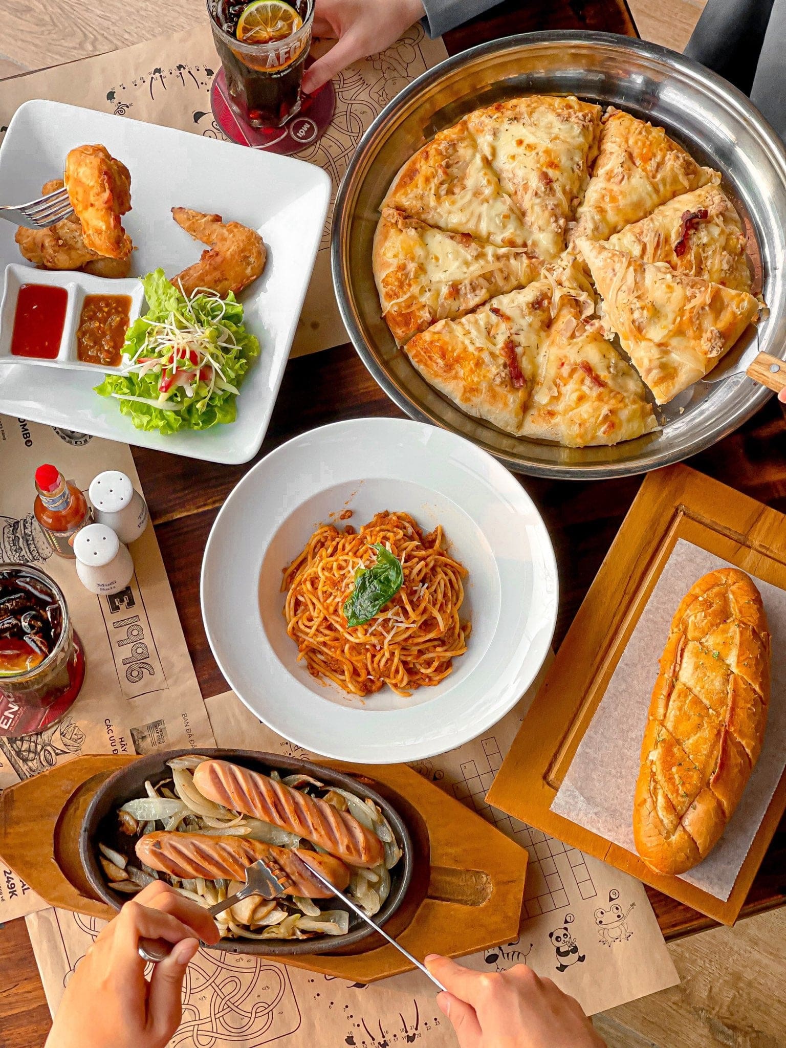 Bánh mì bơ tỏi ăn kèm với các món khác