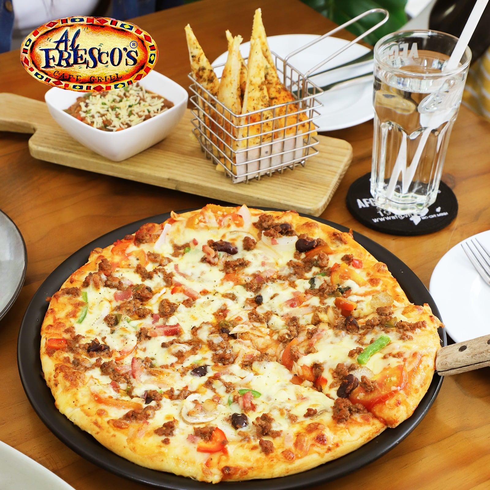 bánh mì cơ tỏi ăn cùng pizza