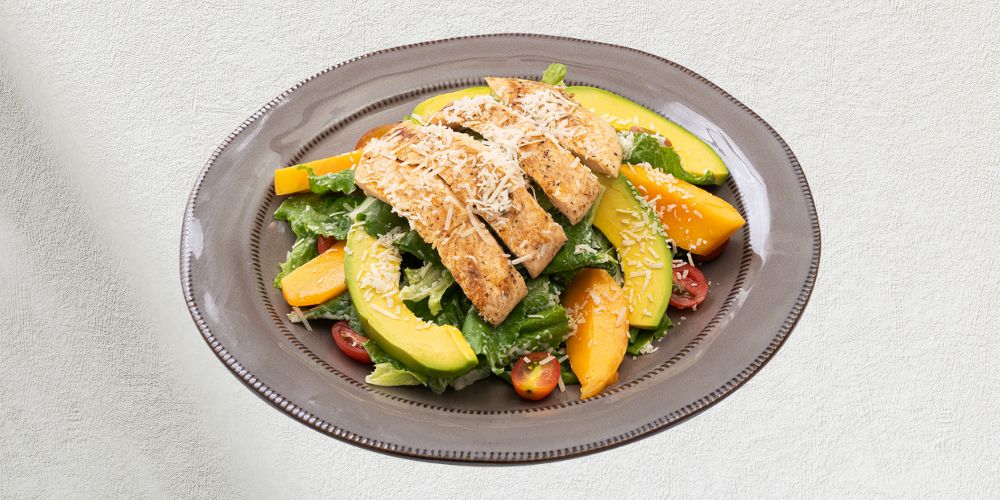 Kết hợp cùng salad tươi mát để cân bằng vị béo của món mì
