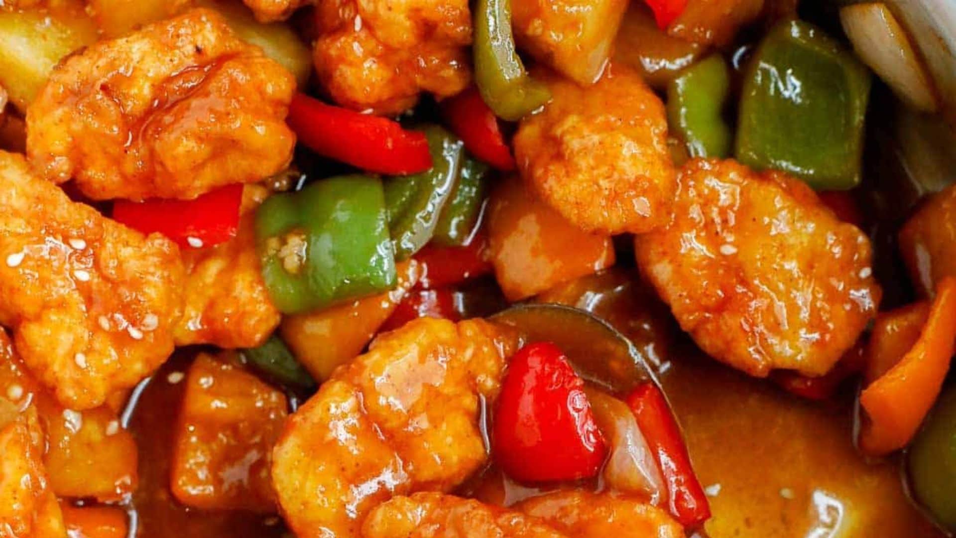 Gà xốt chua ngọt với phần gà chiên vàng, áo xốt chua ngọt hài hòa cùng ớt chuông và hành tây, thích hợp dùng nóng cùng cơm.