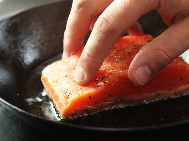 Áp chảo cá hồi với mặt da nằm sấp để tạo độ giòn