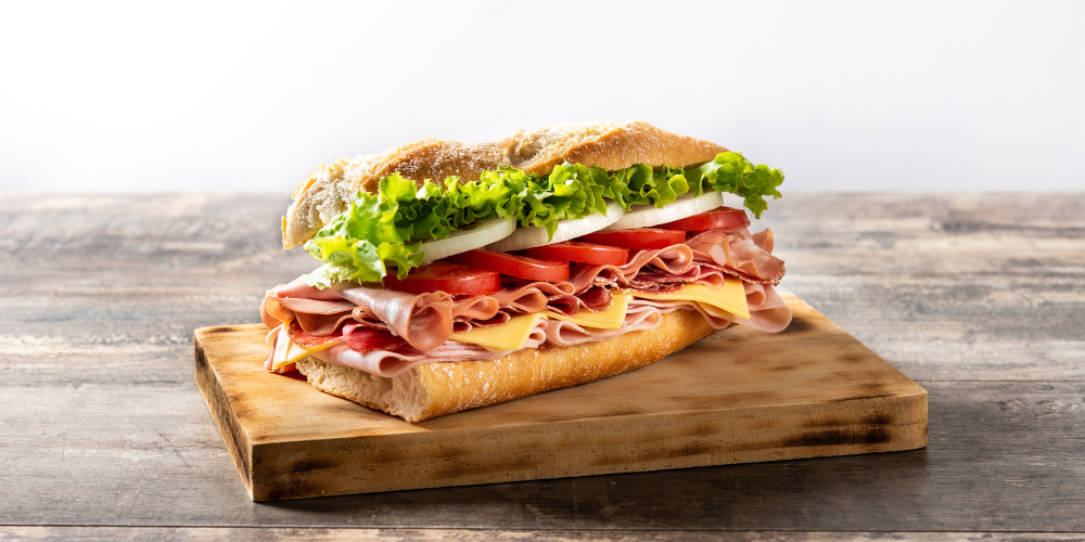 Bánh mì baguette kẹp jămbông và salad rất hợp ăn vào buổi sáng