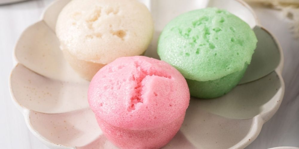 Bánh bò xốp nhẹ, vị ngọt vừa và mùi thơm dịu từ nước cốt dừa.