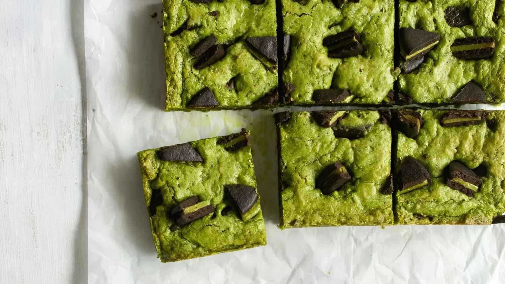 Brownie matcha có ruột bánh mềm ẩm, phù hợp cho tiệc trà chiều