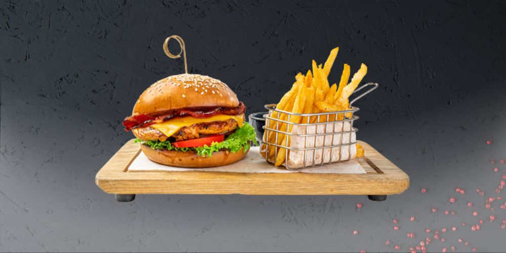 Bánh mì kẹp gà kết hợp phô mai và bacon tạo bữa ăn no đủ.