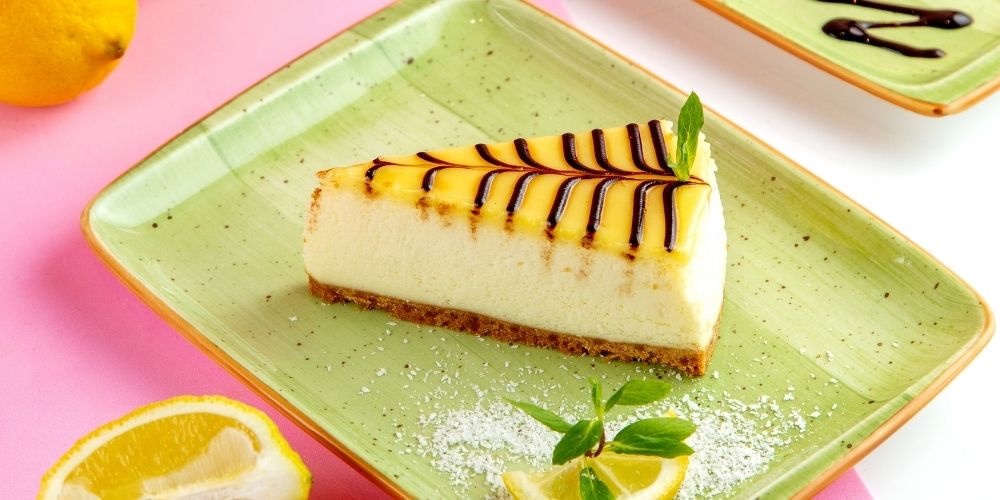 Bánh Cheesecake phô mai mịn, vị béo nhẹ và chua dịu cân bằng.