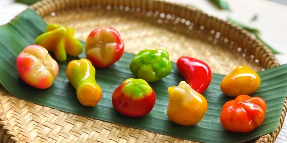 Bánh đậu xanh trái cây tạo hình bắt mắt, vị ngọt nhẹ.