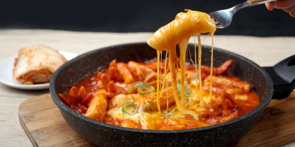 Tteokbokki được làm từ bánh gạo dẻo dai nấu với nước xốt gochujang cay ngọt đậm đà