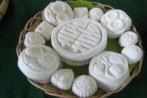Bánh in trắng mịn được ép khuôn đơn giản mà đậm vị xưa