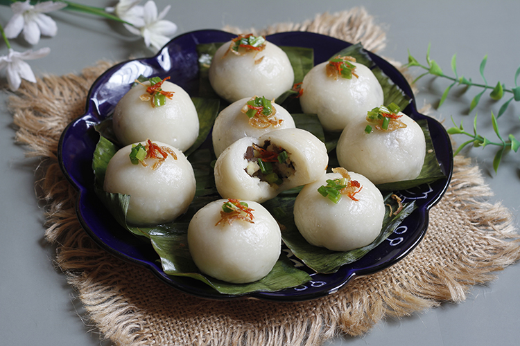 Bánh ít trần với lớp bột nếp dẻo mềm và nhân đậu xanh.