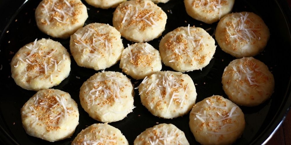 Bánh khoai mì nướng với kết cấu dẻo và vị béo nhẹ từ nước cốt dừa.