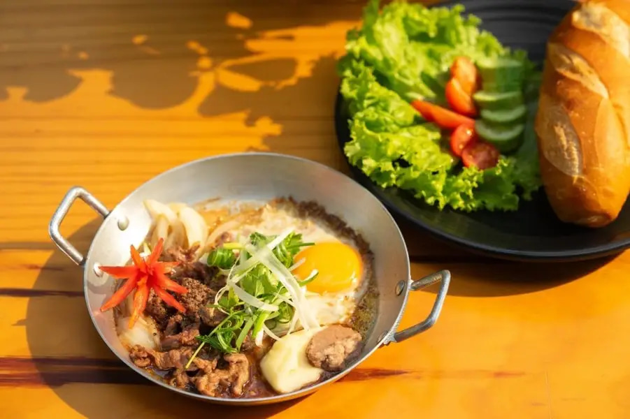 Chảo bánh mì xèo xèo, chấm bánh mì giòn rụm
